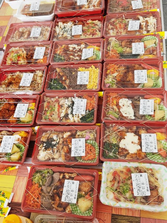 ゴージャスな沖縄のお弁当たちお店の方にお願いして 販売直前のお弁当 ...